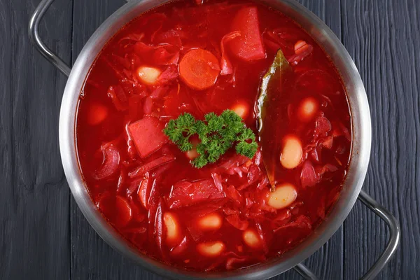Primo piano di deliziosa zuppa di barbabietole rosse — Foto Stock