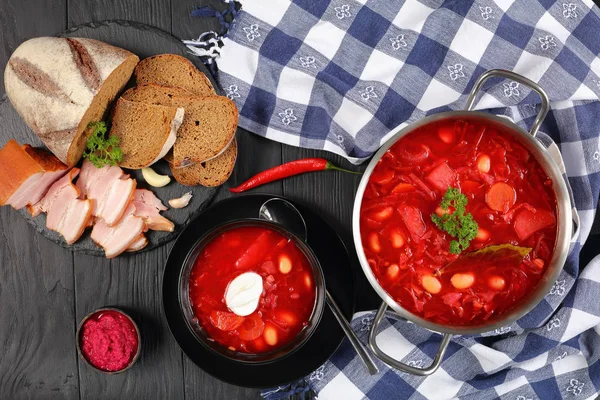 Червоний суп з білою квасолею або борщ — стокове фото