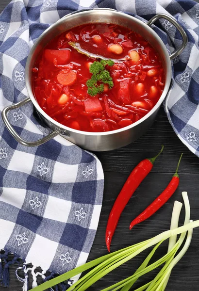 Sup merah bit dengan kacang putih — Stok Foto
