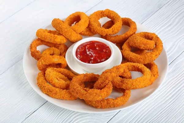 Fried crispy onion rings on plate — Stock Photo, Image