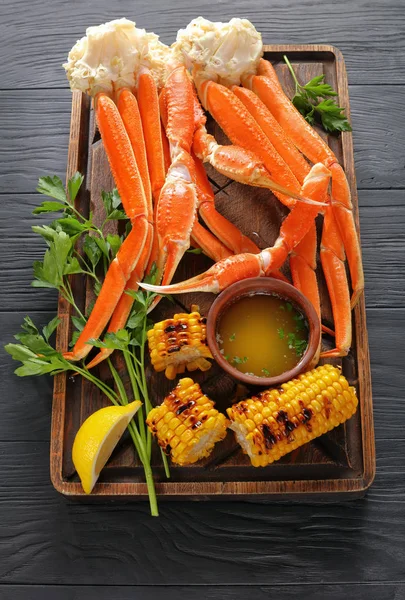 Patas de cangrejo cocidas en tabla de cortar — Foto de Stock