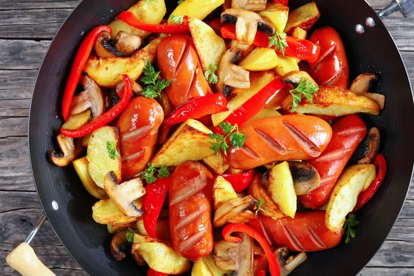 Ízletes sült kolbász, sült zöldségekkel — Stock Fotó