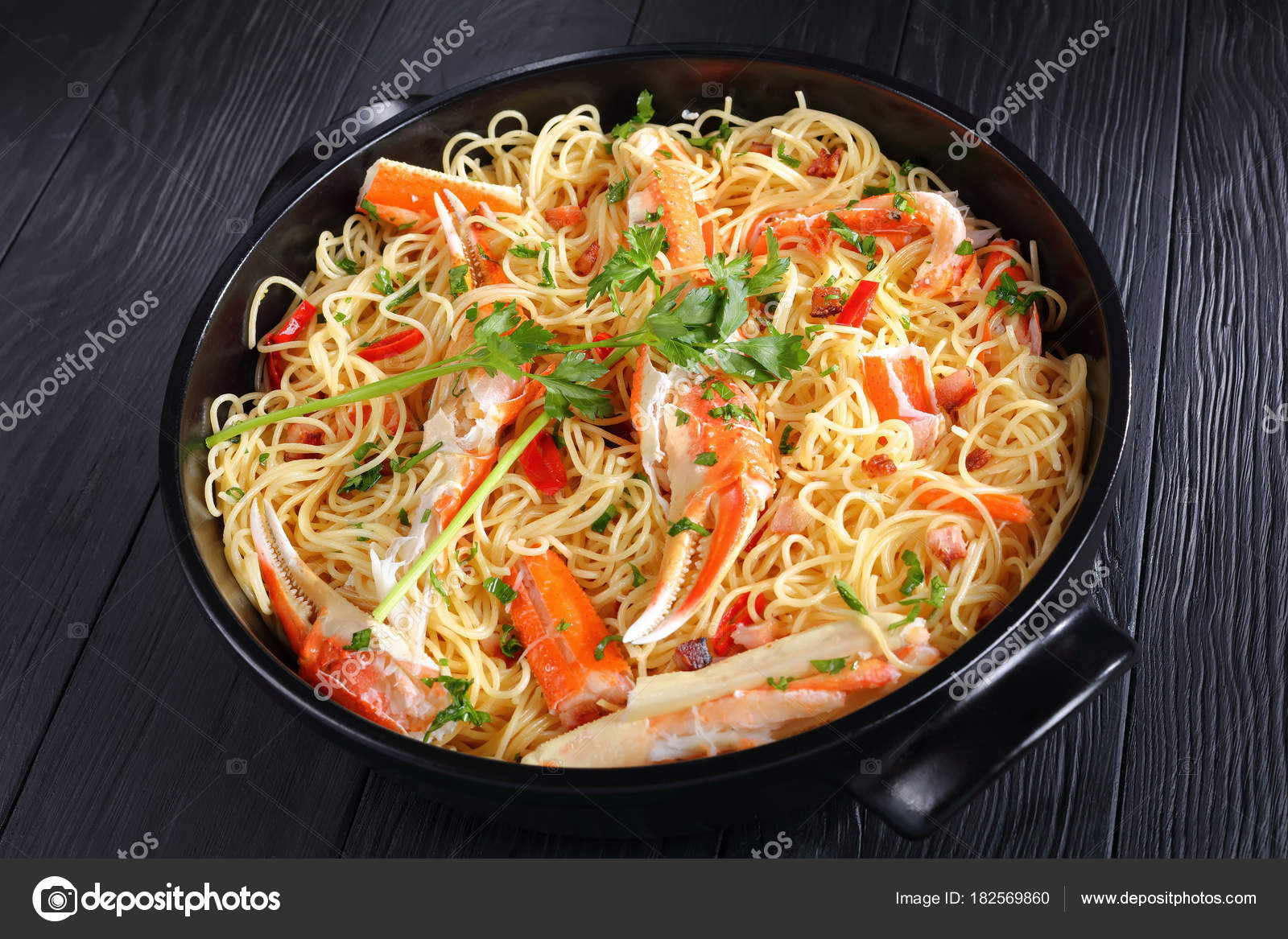 Spaghetti with Crab in Spicy White Wine Sauce — Stock Photo