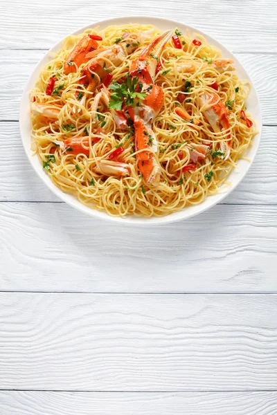 Spaghetti z pęknięty nogi kraba, widok z góry — Zdjęcie stockowe
