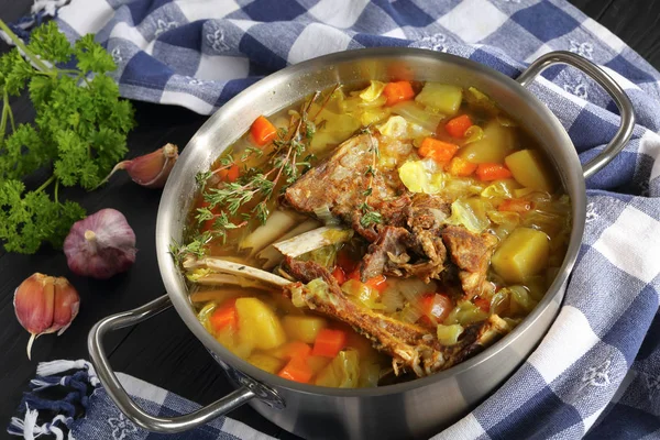 Agnello inverno zuppa calda con i una pentola — Foto Stock