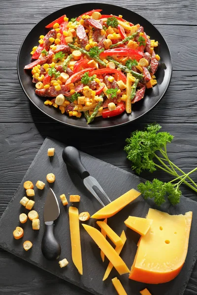 Сосиски, овощной салат, посыпанный гренками — стоковое фото