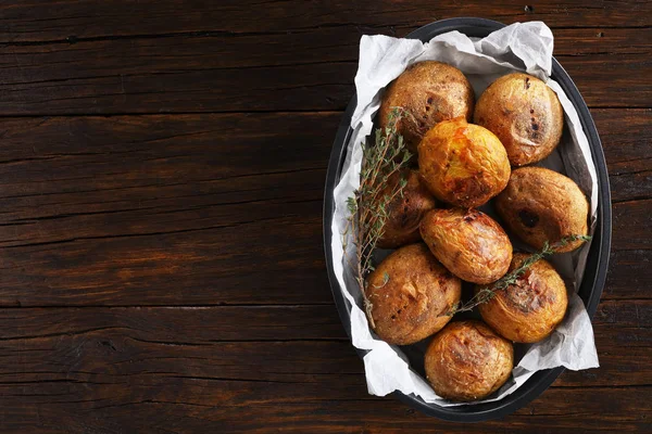 Свежеиспеченный картофель в блюде — стоковое фото