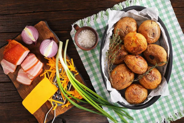 Запеченный картофель с ингредиентами для начинки — стоковое фото