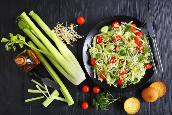 Těstovinová rýže salát s klíčky a vegetariáni — Stock fotografie