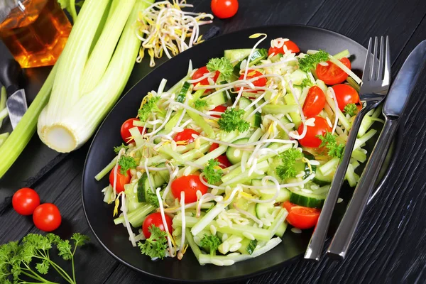 Салат з макаронами з паростками та овочами — стокове фото