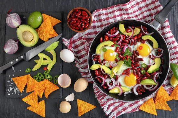 Desayuno mexicano - huevos fritos en sartén —  Fotos de Stock