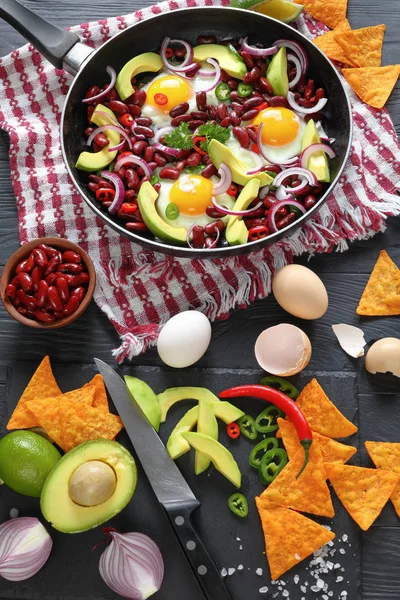 Mexikansk frukost med stekt ägg, röda bönor — Stockfoto