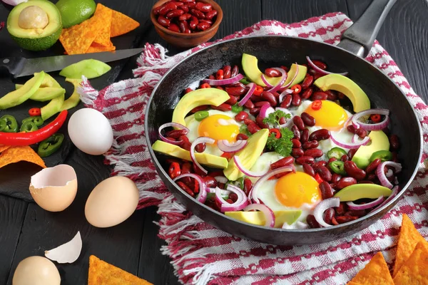 Huevos fritos, judías rojas, rodajas de aguacate —  Fotos de Stock