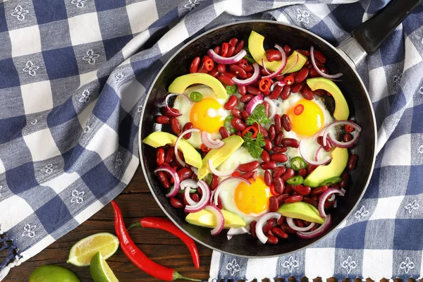 Meksika kahvaltı kızarmış yumurta, kırmızı fasulye ile — Stok fotoğraf