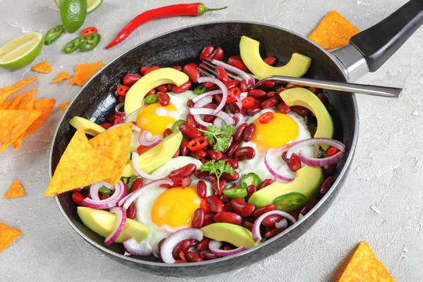 Desayuno mexicano con huevo frito, frijol rojo — Foto de Stock