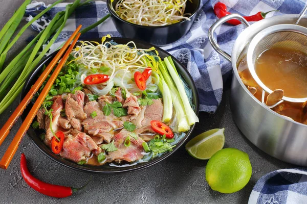 Sopa vietnamita Pho Bo con fideos de arroz — Foto de Stock