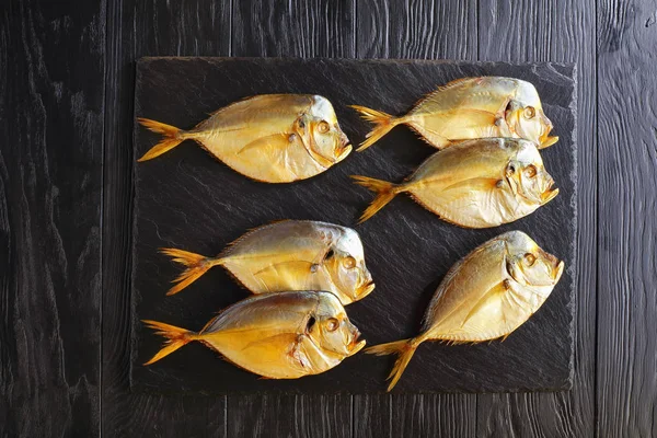 Peixe-lua fumado na bandeja de pedra preta — Fotografia de Stock