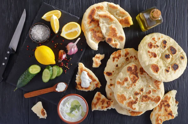 Pita ekmeği kokulu tzatziki sos ile — Stok fotoğraf