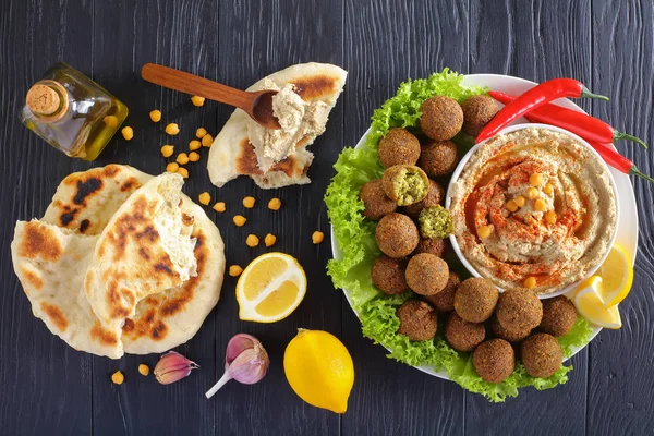 Bile de falafel pe farfurie cu hummus și pita — Fotografie, imagine de stoc
