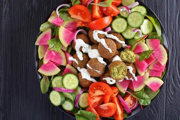 Boules de falafel avec légumes sur assiette — Photo