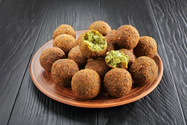 Bolas de falafel en un plato de arcilla — Foto de Stock