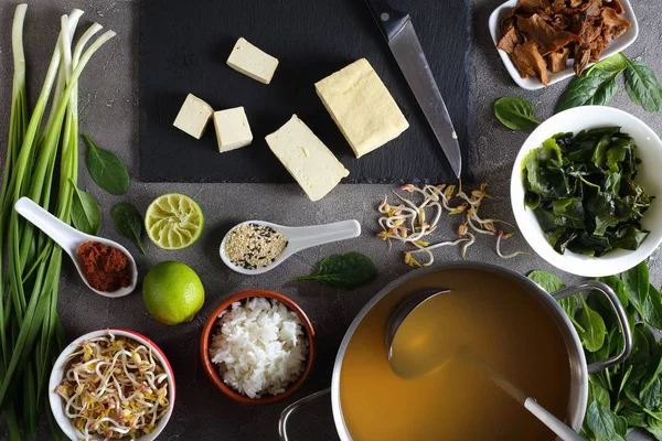 Ингредиенты для традиционного японского мисо супа — стоковое фото