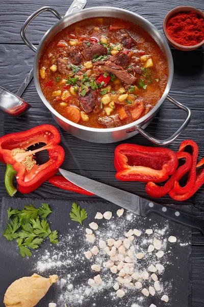 Goulas di manzo caldi in una pentola — Foto Stock