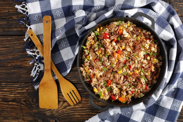 Strimlad saftig nötkött och långkornigt ris — Stockfoto
