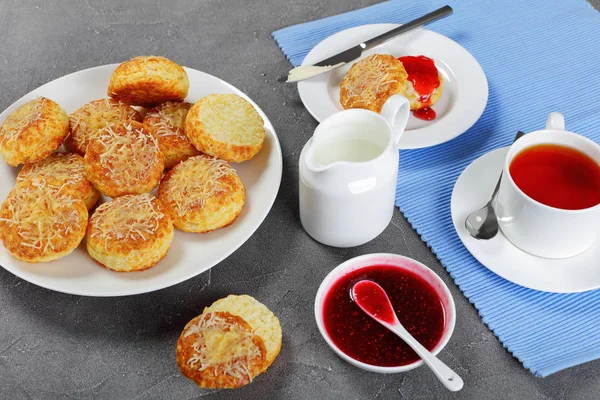 Английский завтрак с чаем и булочками — стоковое фото