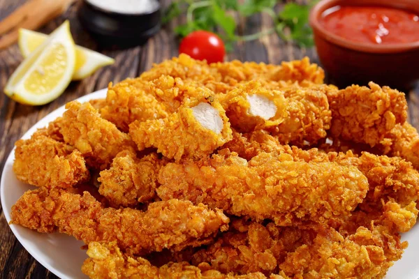 Strisce di pollo fritte su piatto bianco — Foto Stock