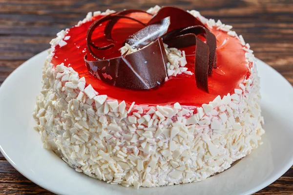 Deliziosa torta festiva su piatto bianco — Foto Stock