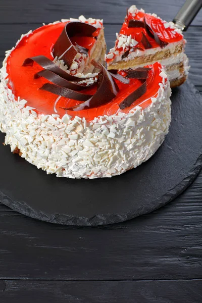 Deliziosa torta con fetta su spatola torta — Foto Stock