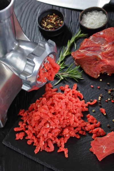 Penggiling daging membuat forcemeat mentah — Stok Foto
