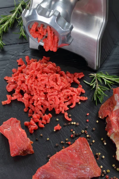 Mincer adalah membuat daging sapi forcemeat segar — Stok Foto