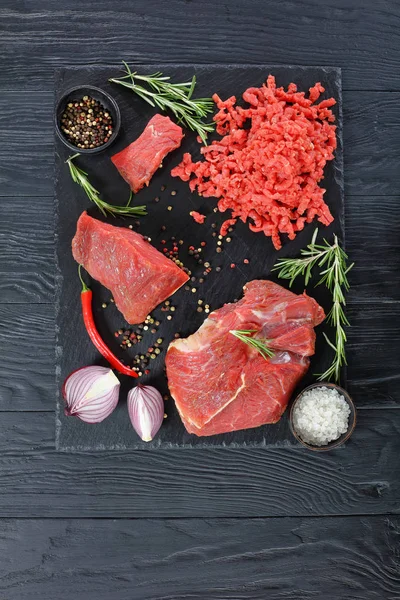 Forcemeat dan potongan daging sapi filet — Stok Foto