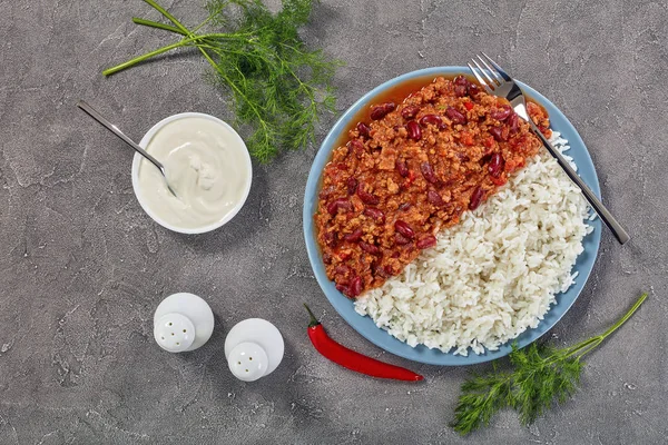 Chili con carne com arroz e creme azedo — Fotografia de Stock