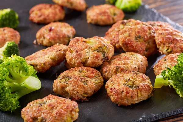 Baked meat patties with broccoli and cheese — Stock Photo, Image