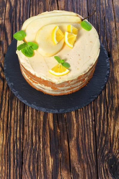 Gâteau éponge poire sur plaque d'ardoise — Photo