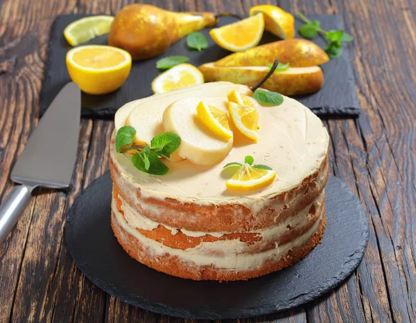 Pastel de esponja de pera con ingredientes en la mesa — Foto de Stock