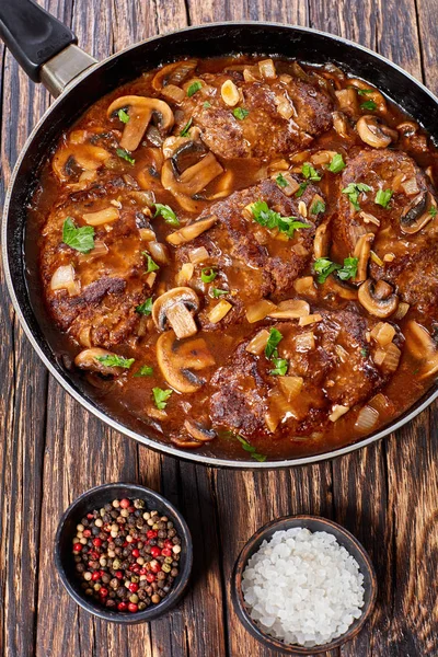 Salisbury Rindersteaks mit Soße — Stockfoto