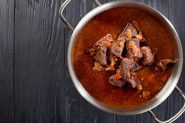 Tsjechische rundvlees goulash in een pan — Stockfoto