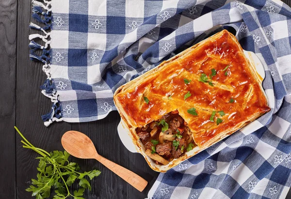 Daging sapi dan Jamur Pie dalam baking dish — Stok Foto