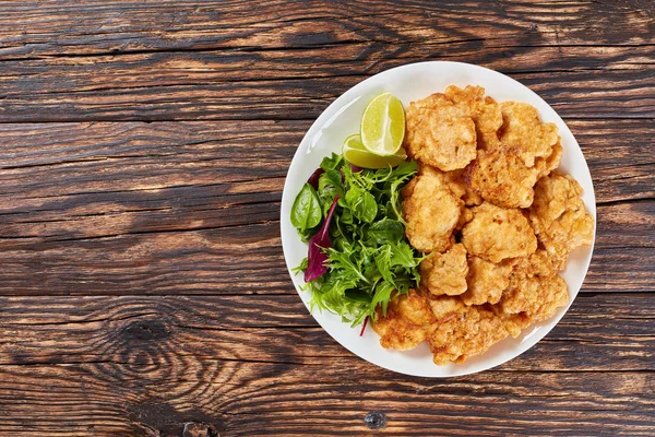 Morceaux frits de cerveau de veau et salade — Photo