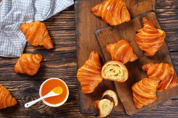 Crispy french croissants and apricot jam — Stock Photo, Image