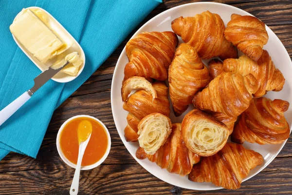 Nahaufnahme von leckeren Croissants auf dem Teller — Stockfoto