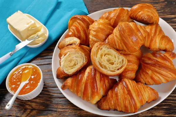 Close-up of delicious croissants on plate — Stock Photo, Image