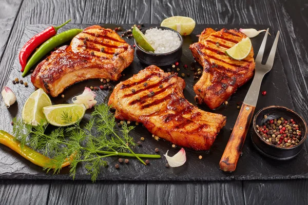 Primer plano de chuletas de cerdo jugosas a la parrilla caliente — Foto de Stock