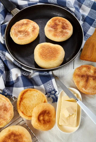 English muffins on a dry skillet — стоковое фото