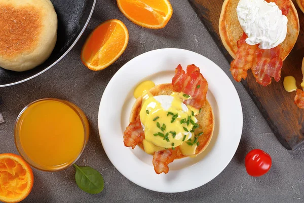 Yumurta Benedict beyaz plaka üzerinde — Stok fotoğraf