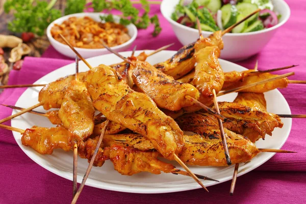 Primo piano del satay di pollo sugli spiedini — Foto Stock